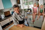 Under et ophold i USA blev Jørgen de Mylius så  begejstret for en pande, der kan folde omeletter uden en palet, at han købte tre af dem. Men da han kom hjem, fandt han ud af, hvordan man  laver omeletter på den gammeldags måde: »Så jeg har aldrig nogensinde brugt dem. Det er en helt overflødig dims«, fortæller han, overvåget af Rose og frække Camill. 