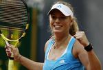 I semifinalen i Madrid Open skal Caroline Wozniacki enten den tidligere verdensetter Amelie Mauresmo eller ungareren Agnes Szavay. 