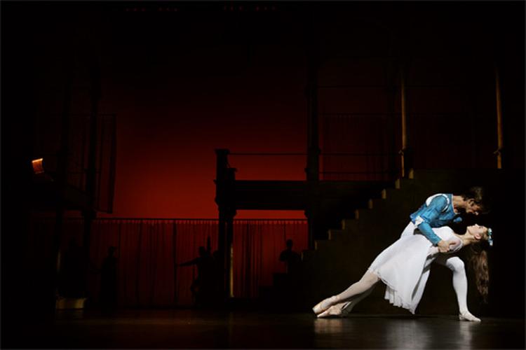 Balletdansere fra Den Kongelige Ballet må slås med lånte våben i kampen om Romeo og Julies kærlighed. Foto per Morten Abrahamsen/Det Kgl. Teater 