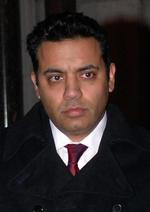 Den britiske justitsminister Shahid Malik træder tilbage på grund af anklager om svindel for mere end en halv million kroner. 