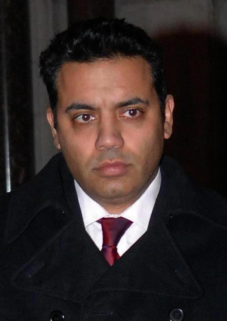Den britiske justitsminister Shahid Malik træder tilbage på grund af anklager om svindel for mere end en halv million kroner. 