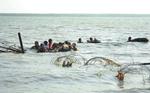 Tamilske flygtninge på vej over lagune for at slippe væk fra kampområdet. Foto fra det srilankanske forsvar. 