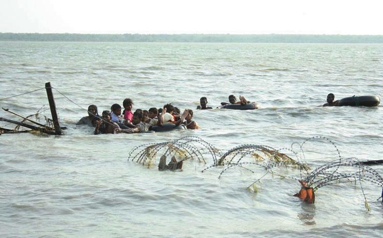 Tamilske flygtninge på vej over lagune for at slippe væk fra kampområdet. Foto fra det srilankanske forsvar. 