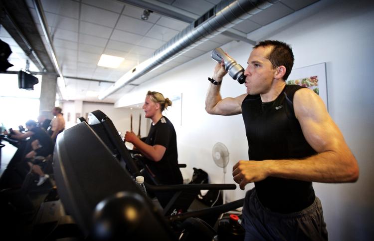 Det hormonforstyrrende og kræftfremkaldende stof bisphenol-a rejser fra polycarbonat-flakser og over i mennesket, viser amerikansk forskning. Arkivfoto. 