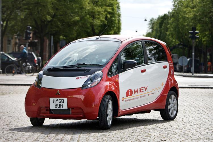 Elbilen Mitsubishi i-Miev passer perfekt til bykørsel. Den er kvik, og rækkevidden på ca. 140 kilometer rækker til mange småture. 