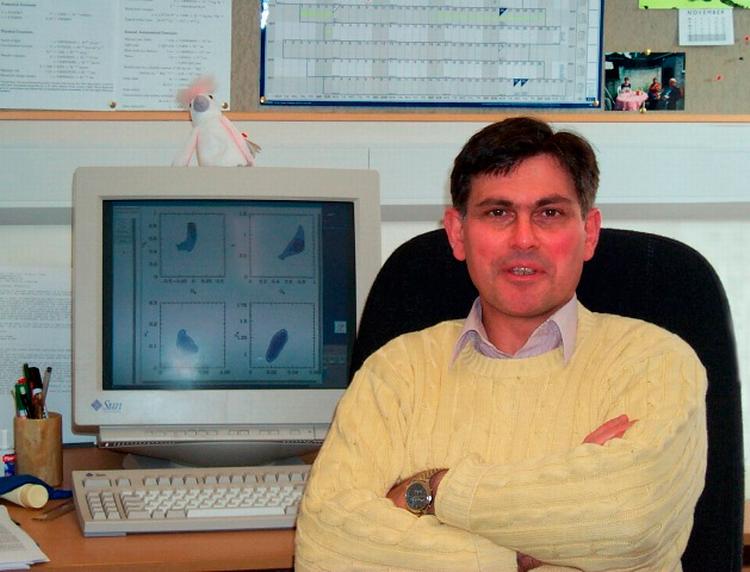 Bittesmå temperaturforskelle kan vise et kort over rummet, fortæller professor George Efstathiou. 