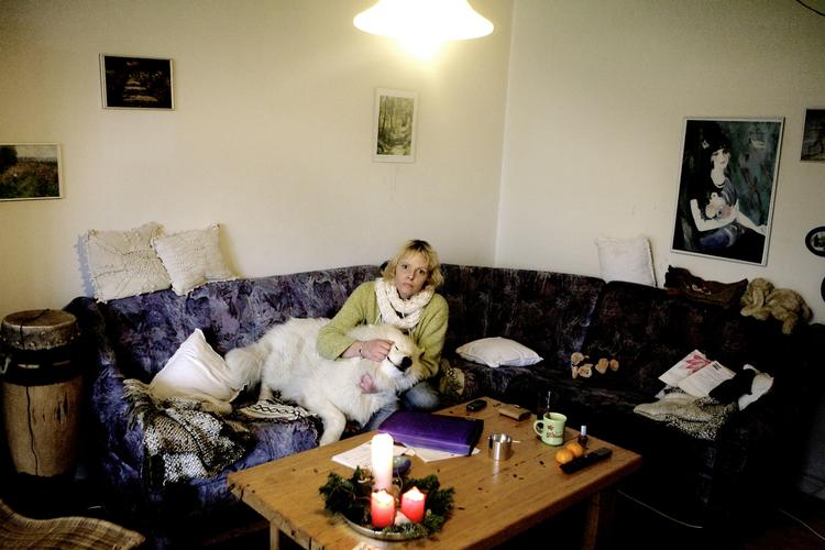 Kan man være fattig i Danmark? I 2006 spurgte Politiken mennesker med et lavt rådighedsbeløb om, hvad de ville vælge, hvis de skulle undvære noget. 32-årige Jette Vibeke Jepsen, kan undvære sit fjernsyn. Arkiv 