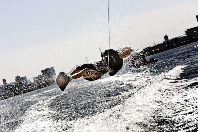 Dansk vandski Forbund fik støtte af Tuborgforndet i dag. Oliver Breumlund, som er på landsholdet i vanddisciplinen wake board, viste efter prisoverrækkelsen sin kunnen i vandet ud for Tuborg Havn. 