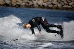 Selv om man er på landsholdet i vanddisciplinen wake boarding kan man godt styrte i bølgernes, som landsholdsløber Oliver Breumlund gjorde i Tuborg Havn i dag. 