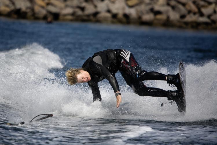 Selv om man er på landsholdet i vanddisciplinen wake boarding kan man godt styrte i bølgernes, som landsholdsløber Oliver Breumlund gjorde i Tuborg Havn i dag. 