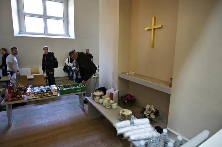 En støttegruppe for de afviste irakiske asylansøgere har båret mad og vand ind i Vor Frue Kirke. Selv ønsker irakerne at blive i kirken til deres asylsag bliver kørt igen. 
