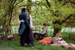 Ben Whishaw i rollen som Keats får et knus af Abbie Cornish, der spiller syersken Fanny Brawne, som digteren forelsker sig i, i Jane Campions 'Bright Star'. Foto fra filmen 