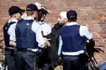 Den 28-årige skuddræbtes bror forsøgte at komme igennem afspærringen til drabsstedet på Amager. 