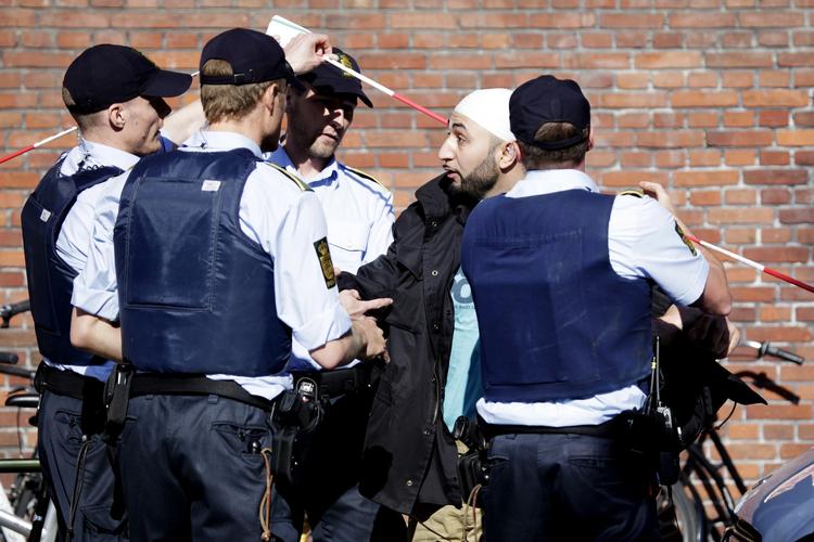 Den 28-årige skuddræbtes bror forsøgte at komme igennem afspærringen til drabsstedet på Amager. 