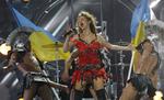 Ukraine giver den gas. Nogenlunde sådan her vil det se ud, når ukrainske Svetlana Loboda er på scenen i Moskva lørdag aften. Foto fra fredagens generalprøve. 