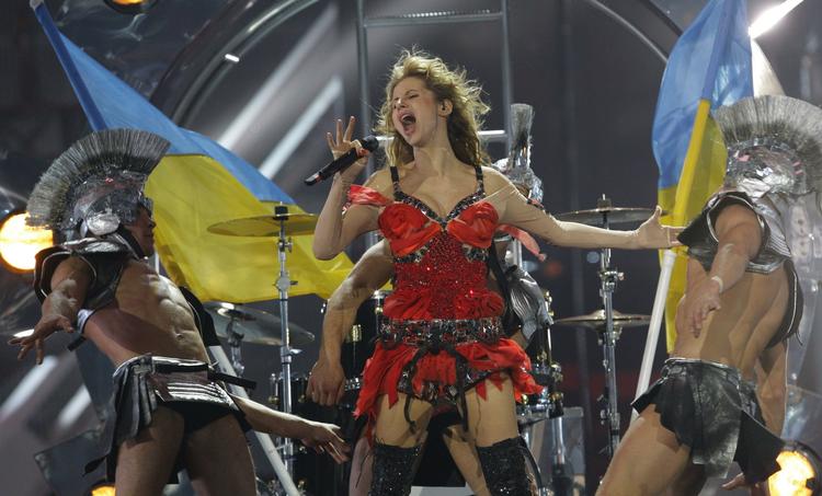 Ukraine giver den gas. Nogenlunde sådan her vil det se ud, når ukrainske Svetlana Loboda er på scenen i Moskva lørdag aften. Foto fra fredagens generalprøve. 