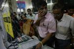 Valgdelegerede tester elektroniske optællingsmaskiner i Mumbai fredag. 