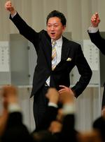 Yukio Hatoyama råber slagord efter at være blevet valgt til Det Demokratiske Partis nye leder. 