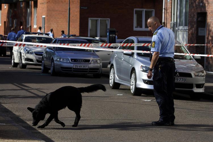 Politiet på Moldaugade på Amager i går. 