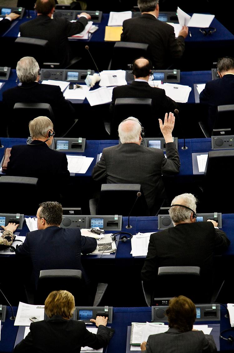 Efter EU’s udvidelser mod øst voksede Europa-parlamentet til at  have over 700 medlemmer. 