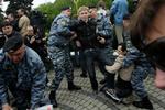 Russiske betjente arresterer demonstranter og fører dem væk i busser. 