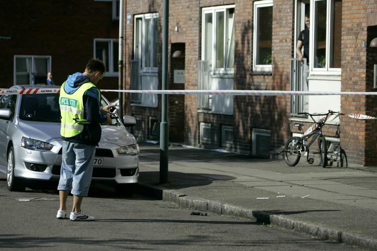 Politiet på Amager i går, hvor en 28-årig mand, som kørte i denne bil, blev likvideret. 