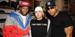 BLEGFIS. Omgivet af gode venner og rappende kolleger, 50 Cent og LL Cool J, ligner Eminem en mand med seriøse problemer og et lidt for nært forhold til medicinskabet. Men verbalt kan han stadig med lethed matche selv hip hoppens store drenge. PR-Foto 