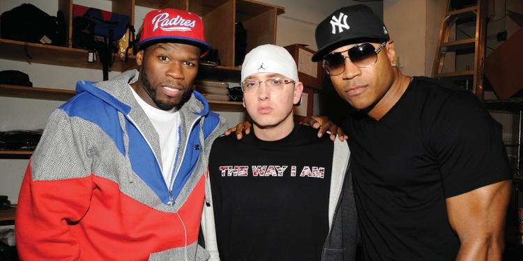 BLEGFIS. Omgivet af gode venner og rappende kolleger, 50 Cent og LL Cool J, ligner Eminem en mand med seriøse problemer og et lidt for nært forhold til medicinskabet. Men verbalt kan han stadig med lethed matche selv hip hoppens store drenge. PR-Foto 