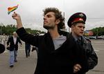 Det russiske politi har opløst homo-demonstrationen i Moskva og fjerner homoseksuelle, der forsøger at tale med pressen. 