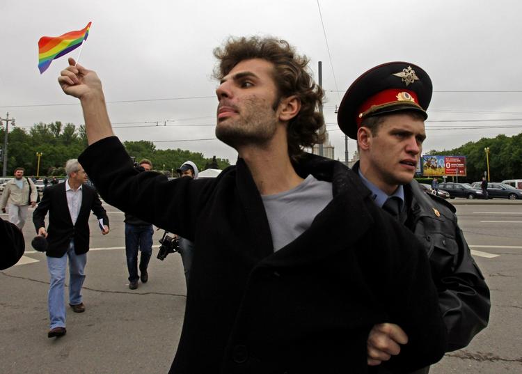 Det russiske politi har opløst homo-demonstrationen i Moskva og fjerner homoseksuelle, der forsøger at tale med pressen. 