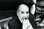 To dele. Tahar Ben Jelloun er fra Marokko, men bor i Paris og skriver på fransk. 