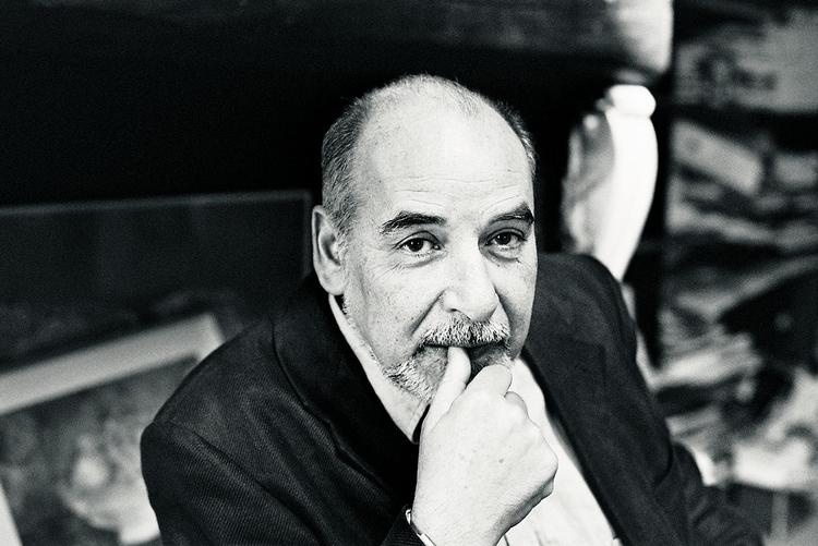 To dele. Tahar Ben Jelloun er fra Marokko, men bor i Paris og skriver på fransk. 