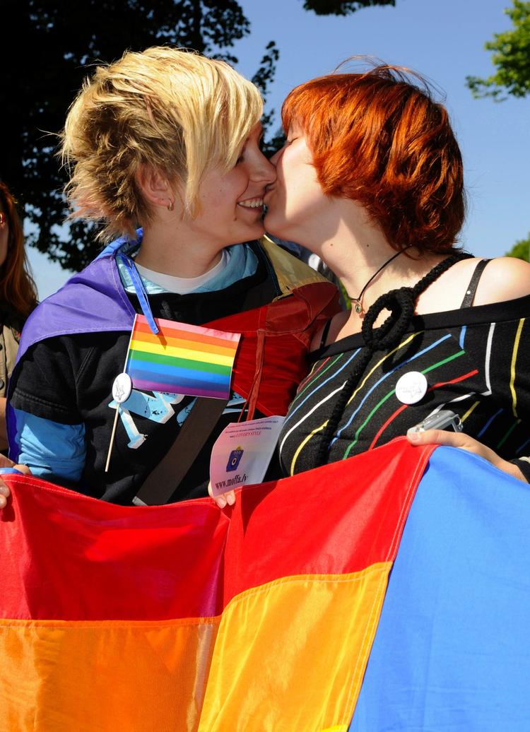 De lettiske homoseksuelle kunne fejre deres seksualitet i fred i en afspærret park i Riga i år. Billedet er taget ved sidste års gay pride i den lettiske hovedstad. 