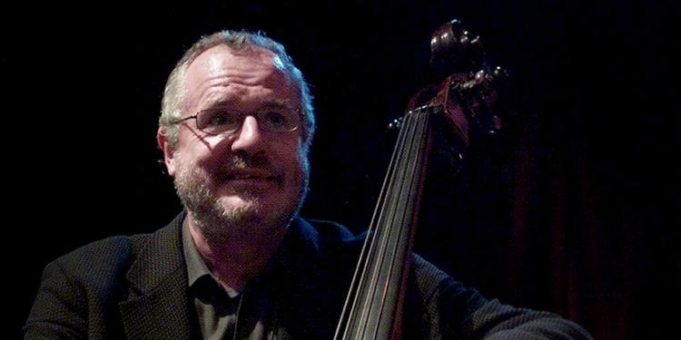 Gnister. Det er ren magi, der en forårsaften i JazzHouse blev fanget af DR's teknikere, mens baskæmpen Niels-Henning Ørsted Pedersen første gang mødte Michel Petrucciani. 
