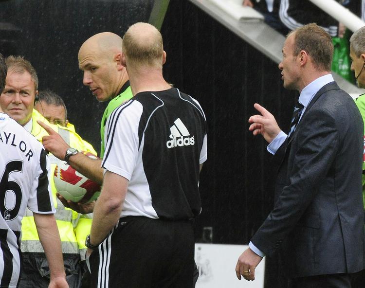 Alan Shearer og Newcastle læner sig op af en nedrykning fra Premier League. 