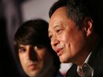 Ang Lee (forrest) og komikeren Demetri Martin, der spiller hovedrollen som Elliot i Woodstock-filmen. 