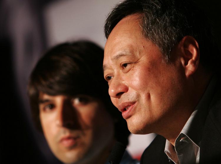 Ang Lee (forrest) og komikeren Demetri Martin, der spiller hovedrollen som Elliot i Woodstock-filmen. 