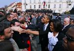 Barack og Michelle Obama fik uddelt mange håndtryk, da de tilbage april besøgte Tjekkiets hovedstad, Prag. 