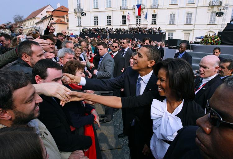 Barack og Michelle Obama fik uddelt mange håndtryk, da de tilbage april besøgte Tjekkiets hovedstad, Prag. 