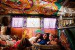 Hovedpersonen Elliot oplever i Ang Lees film 'Taking Woodstock' sin egen lille revolution. Her ligger han og syretripper i et folkevognsrugbrød med et par, han har mødt på festivalen. Foto fra filmen 