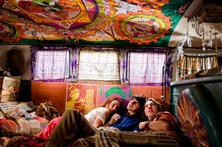 Hovedpersonen Elliot oplever i Ang Lees film 'Taking Woodstock' sin egen lille revolution. Her ligger han og syretripper i et folkevognsrugbrød med et par, han har mødt på festivalen. Foto fra filmen 