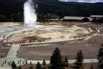 Old Faithful-gejseren i udbrud. I USA tolereres overgreb mod seværdigheder ikke. 