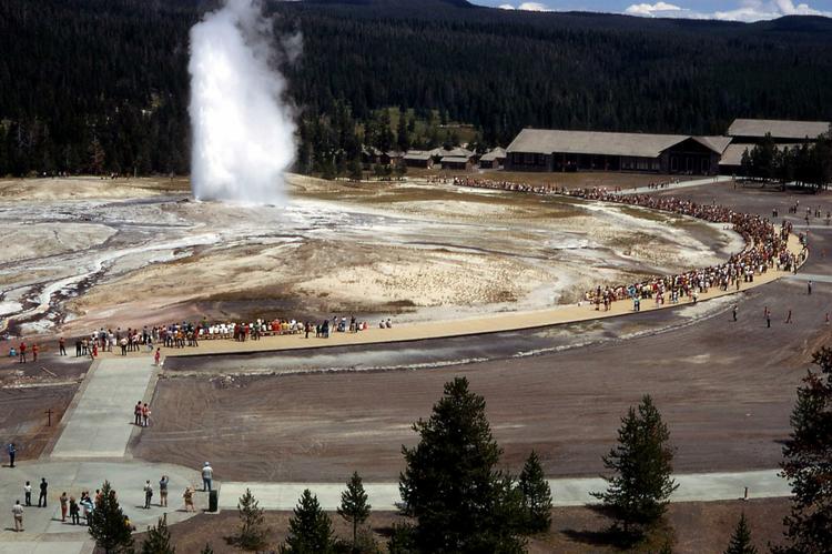 Old Faithful-gejseren i udbrud. I USA tolereres overgreb mod seværdigheder ikke. 