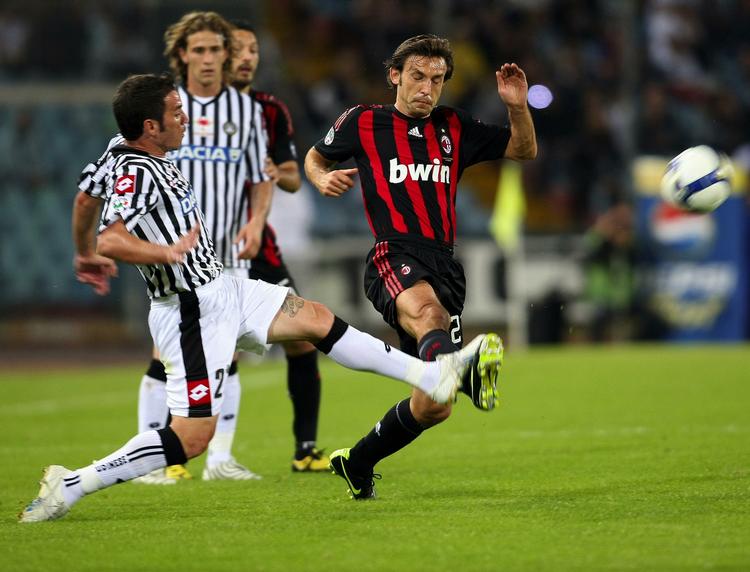 AC Milans Andrea Pirlo (th) i nærkontakt med Udineses Gaetano D'Agostino. AC Milan måtte se Inter tage titlen for fjerde år i træk, da de ikke formåede at slå Udinese. 