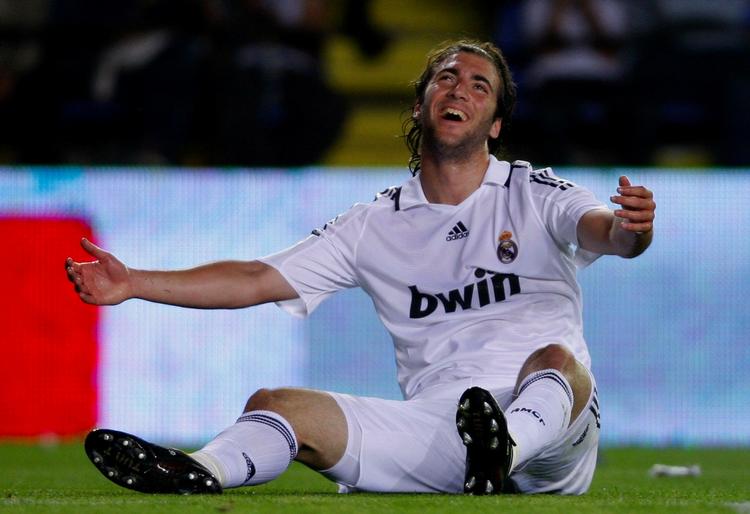 Real Madrids Gonzalo Higuain ærgrer sig under kampen mod Villarreal. 