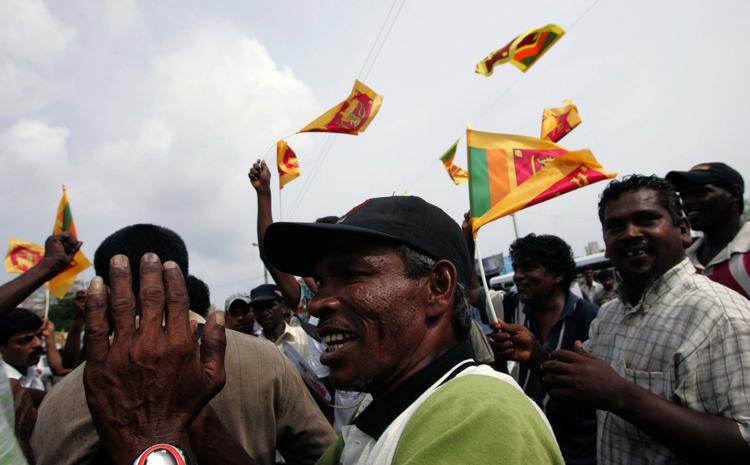 Srilankanere i hovedstaden Colombo jubler, efter at landets præsident Mahinda Rajapaksa har erklæret sejr krigen mod De Tamilske Tigre. 