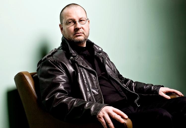 Både i sit liv og i sine film har Lars von Trier kredset om det religiøse - senest i gyseren 'Antichrist', som bliver præsenteret i Cannes i dag. En årrække troede han, at han var halvt jøde, og gik iført kalot omkring på Mosaisk Kirkegård. Senere konverterede han til katolicismen og vil gerne tro, siger han. Men kan ikke. Foto: Christian Geisnæs 