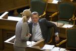 Helle Thorning-Schmidt og Lars Løkke Rasmussen stikker hovederne sammen, efter at han i sidste måned holdt sin første åbningstale i Folketinget som statsminister. 