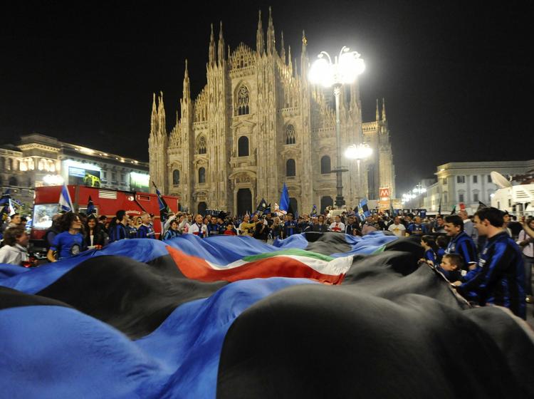 Inters fans sætte et farverigt præg på bymidten i Milano natten til i dag. 