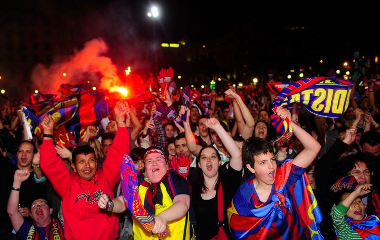 Jubelen brød løs i Barcelonas gader, da mesterskabet kom i hus via et nederlag til ærkerivalerne fra Real Madrid, som blev slået af Villarreal. 